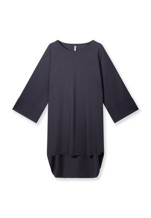 Robe longue gris foncé avec manches larges 3/4, encolure arrondie et ourlet asymétrique, suspendue sur fond blanc.