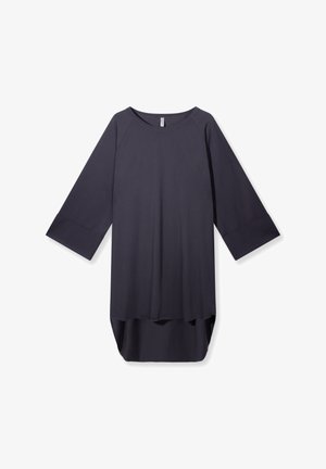 Robe longue gris foncé avec manches larges 3/4, encolure arrondie et ourlet asymétrique, suspendue sur fond blanc.