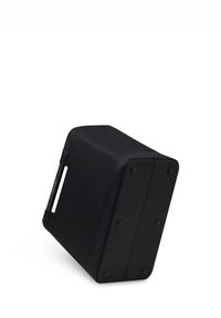 Zwart zachte koffer liggend op zijn zij, met de onderkant zichtbaar met beschermende voeten en een gedeeltelijk uitgeschoven telescopische handgreep.