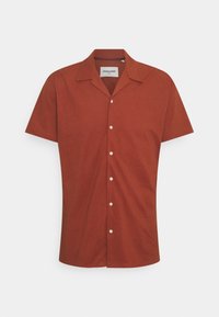 Krátký rukáv, košile v barvě rezavě červené, vyrobená z lehké tkaniny, s límcem typu camp, předním zapínáním na knoflíky a uvolněným střihem.