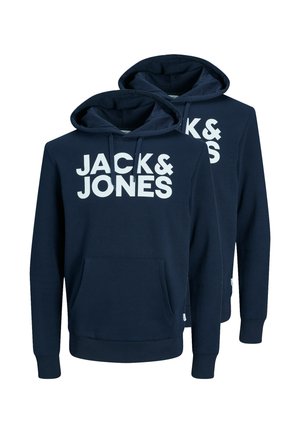 Dwie granatowe bluzy z kapturem, z przednimi kieszeniami i białym napisem "JACK & JONES" nadrukowanym na piersi.
