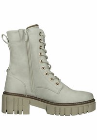 Botín de tobillo con cordones en imitación cuero gris claro, con cremallera lateral, ojales dorados y tacón ancho con relieve.