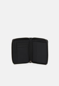 Schwarze Geldbörse mit Reißverschluss im Rundformat, mit glatter Oberfläche, mehreren Kartenfächern und einem flachen Fach für die Aufbewahrung. Keine äußeren Verzierungen.