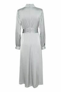 Robe longue en satin à manches longues de couleur gris clair, avec un col, une fermeture éclair à l'arrière et un détail froncé à la taille pour une coupe ajustée.