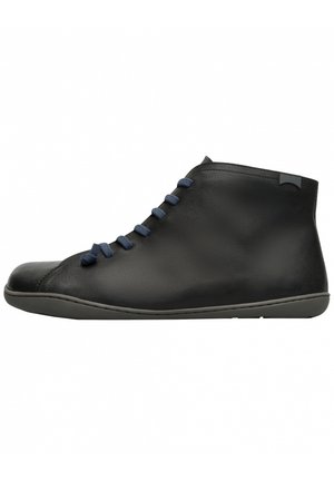 Schwarze Leder-Stiefeletten mit runder Spitze, ausgestattet mit marineblauen Schnürsenkeln und einem minimalistischen Design; weiche Textur, flexible Sohle und dezente Markenkennzeichnung.