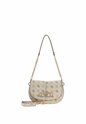 Beige crossbodytas met bruin logo patroon, goudkleurige ketting en leren band, voorvak met sluiting en Guess merknaam.