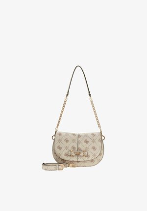 Bolso bandolera beige con patrón de logo marrón, cadena y correa de cuero en tono dorado, cierre frontal con el nombre de la marca Guess.
