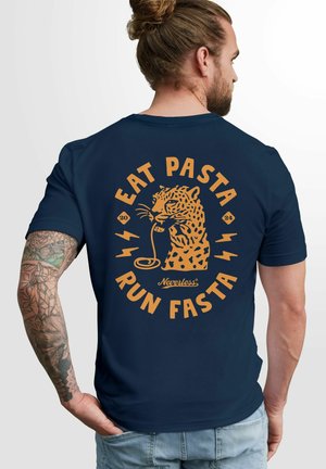 Navy T-Shirt mit einem Grafikdesign eines Leoparden mit Pasta, Text "EAT PASTA RUN FASTA" und blitzen in Orange.