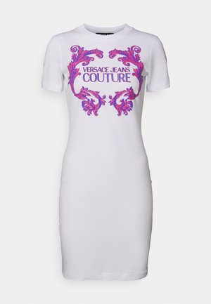Abito bianco attillato realizzato in tessuto liscio, caratterizzato da maniche corte e un vivace design grafico in rosa e viola con il testo "VERSACE JEANS COUTURE".