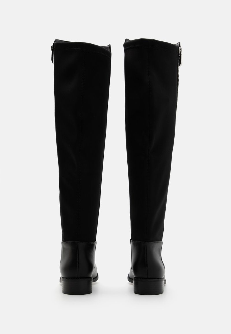 Zwarte kniehoge laarzen van een glad materiaal, met een ronde neus, lage blokhak en een rits aan de zijkant voor gemakkelijk aan- en uittrekken.