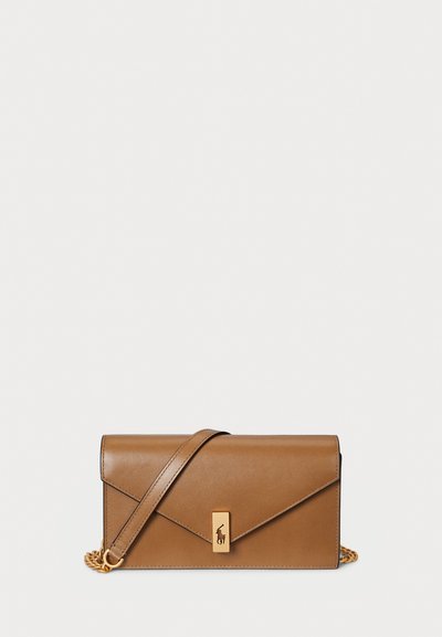 Bolso de mano de cuero marrón con solapa plegable, detalles en dorado y correa de cadena desmontable. Textura suave y diseño minimalista.
