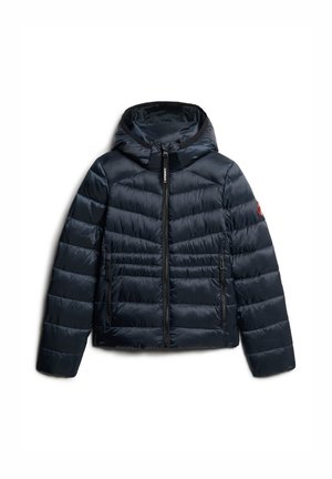 Marinekleurige pufferjack met een capuchon, voorzien van een ritssluiting, horizontaal gestikte patroon, twee zijzakken en een logo-accent op de mouw.