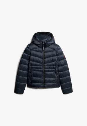 Marinekleurige pufferjack met een capuchon, voorzien van een ritssluiting, horizontaal gestikte patroon, twee zijzakken en een logo-accent op de mouw.