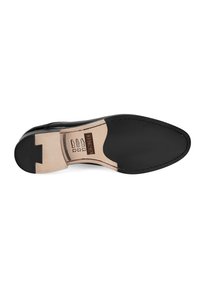 Semelle de chaussure en cuir noir avec une texture lisse, une forme arrondie et une semelle intérieure beige comportant un logo embossé et des détails de design.