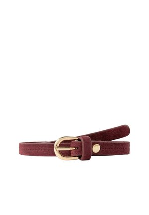 Ceinture étroite en daim bordeaux avec boucle métallique dorée et petit rivet doré, posée à plat et légèrement enroulée sur fond blanc.