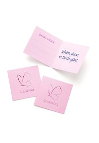 Rozā pateicības kartītes ar tauriņu dizainu, kurām ir metāliskas akcenti un rokrakstā rakstīts teksts. Ietver tukšas rindas personiskajiem ziņojumiem.