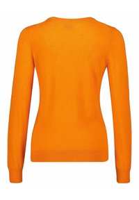 Oranžový pletený svetr s dlouhými rukávy, kulatým výstřihem a žebrovanými manžetami. Měkká textura v jednobarevném provedení bez viditelných vzorů nebo ozdob.