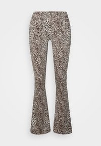 Calças flare com padrão de leopardo, num fundo bege, apresentando manchas pretas e castanhas, feitas de um tecido elástico para uma silhueta ajustada.