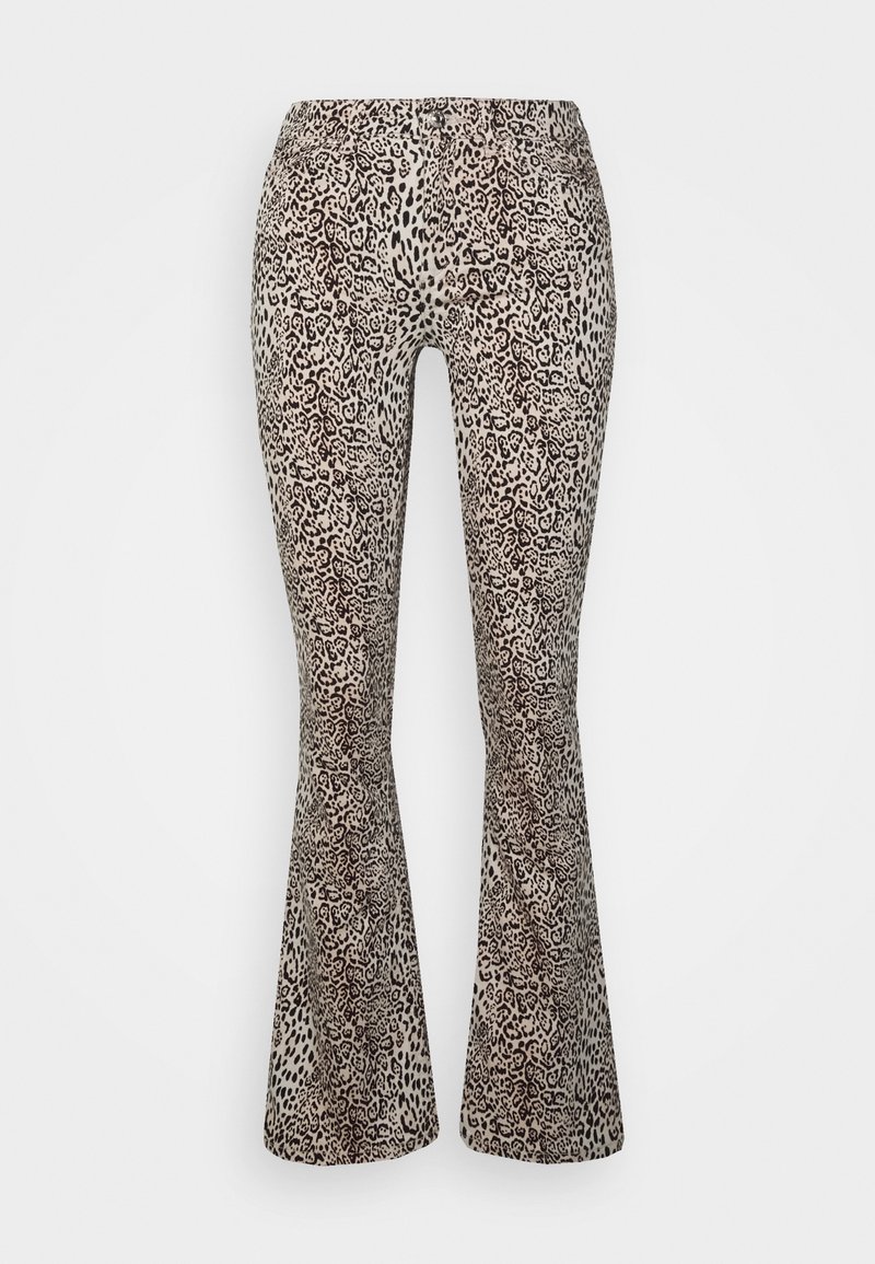 Calças flare com padrão de leopardo, num fundo bege, apresentando manchas pretas e castanhas, feitas de um tecido elástico para uma silhueta ajustada.