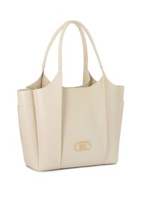 Béžová kožená taška přes rameno s dvěma krátkými ušima, hladkým povrchem, bočními kapsami a zlatým logem na přední straně.