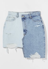 Farkkuhame, jossa kaksivärinen muotoilu; vaaleansininen toisella puolella, tummansininen toisella. Ominaisuuksiin kuuluvat kulutetut alueet ja rispaantunut helma.