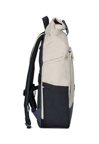 Sac à dos gris et marine avec un rabat roulé, poche avant zippée, bretelles en mesh et design robuste. Comprend une poche latérale et un tissu texturé.