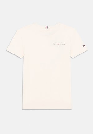 Λευκό T-shirt Tommy Hilfiger με κοντά μανίκια, μικρό λογότυπο και κείμενο στο αριστερό στήθος και λογότυπο σημαίας στο αριστερό μανίκι.