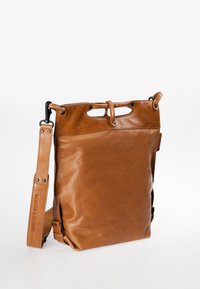 Borsa a tracolla in pelle marrone con una texture liscia, manici superiori, tracolla regolabile e un design minimalista con dettagli metallici.