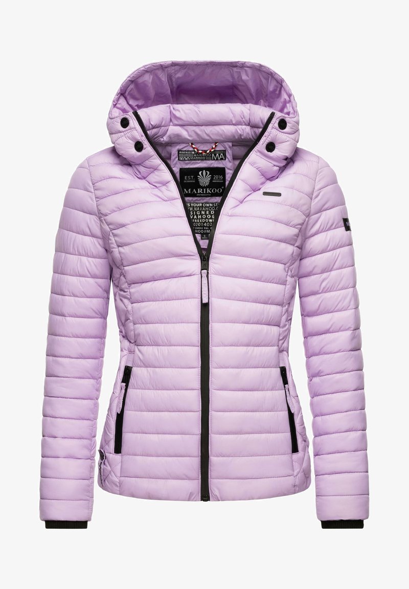 Šviesiai violetinė pūkinė striukė su gobtuvu, užtrauktuku, juodais akcentais, šoninėmis kišenėmis ir siuvinėta tekstūra. Viduje yra prekės ženklo etiketė.