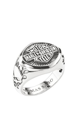 Silberner Harley-Davidson Siegelring mit Totenkopf-Design am Ring und „THOMAS SABO“ Gravur innen.