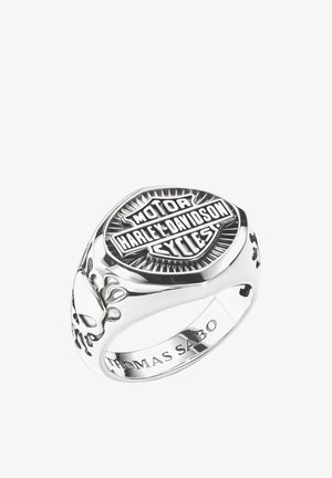 Silberner Harley-Davidson Siegelring mit Totenkopf-Design am Ring und „THOMAS SABO“ Gravur innen.