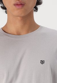 Jack & Jones PREMIUM JPRBRODY TEE CREW 5 PACK - Basic póló - ash/black/alloy/magnetapurple
