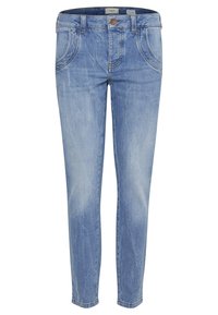 Jean slim bleu clair avec bouton frontal, passants pour ceinture et légers effets délavés sur les cuisses et les genoux.