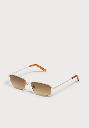 Lunettes de soleil rectangulaires à monture métallique avec verres marron dégradés et extrémités des branches couleur ambre, présentées sur fond blanc uni.