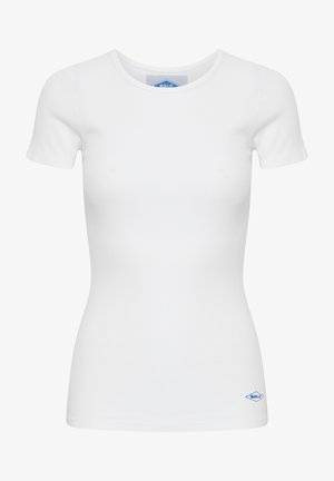 Biela, krátkorpávková tričko vyrobené z rebrovanej látky. Má okrúhly výstrih a malú modrú nášivku na dolnej strane.