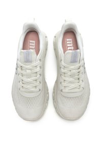 Scarpe sportive bianche con tomaia in rete traspirante, superficie texturizzata, colletto imbottito e chiusura con lacci. Presentano una soletta ammortizzata e suola in gomma.