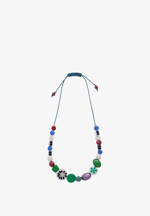 Farebný korálkový náhrdelník s guľatými, oválnymi a kvetinovými korálkami v modrej, zelenej, červenej, fialovej a bielej farbe na modrej šnúrke.