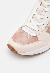 Sneaker con una toma in pelle rosa chiaro e crema, con un motivo a logo MK in rilievo sulla sezione centrale e lacci bianchi. Suola in gomma.