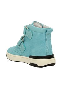 Hellblaue Wildleder-Stiefelette mit zwei verstellbaren Riemen, weißer Zwischensohle und schwarzem Gummiauslauf. Verfügt über eine flache, strukturierte Seite.