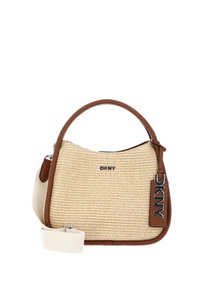 Sac à main tissé beige avec garniture en cuir marron, une poignée unique, une bandoulière blanche réglable et une étiquette avec logo DKNY sur le côté avant droit.