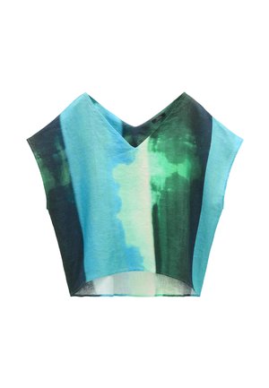 Luźna bluzka z krótkim rękawem i dekoltem w kształcie litery V, ozdobiona pionowymi paskami w stylu tie-dye w odcieniach niebieskiego, zielonego i morska zieleń na lekkiej tkaninie.