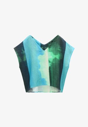 Luźna bluzka z krótkim rękawem i dekoltem w kształcie litery V, ozdobiona pionowymi paskami w stylu tie-dye w odcieniach niebieskiego, zielonego i morska zieleń na lekkiej tkaninie.