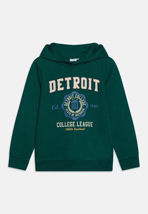 Ciemnozielona bluza z kapturem z emblematem "Detroit College State of Michigan", napisem "DETROIT" powyżej i "College League Athletic Department" poniżej.