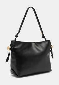 Bolso de hombro de cuero negro con textura suave, una sola correa y un detalle en tono dorado en el lateral. Diseño simple y espacioso.
