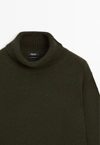 Maglione a collo alto a coste di un verde oliva scuro, etichettato "Massimo Dutti", realizzato in 100% cashmere, esposto su uno sfondo bianco.