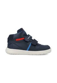 Zapatos de caña alta de la marca Navy con correas de velcro, acentos en azul y rojo, material de cuero, suela blanca y diseño de puntera perforada.