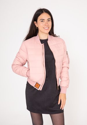 Helle rosa Daunenjacke mit Reißverschluss vorne, gerippten Bündchen und einem orangefarbenen Etikett am Saum. Strukturierte Steppung verleiht dem Design Tiefe.