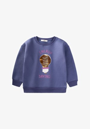 Fialová mikina s okrúhlym výstrihom a rebrovanými manžetami, s potlačou dizajnu žiarovky s listami a textom "ÚSPORA ENERGIE."