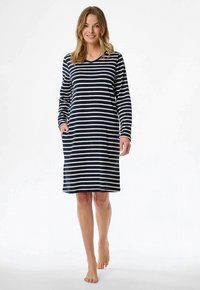 Nightgown a maniche lunghe di colore blu navy con strisce orizzontali bianche, di lunghezza al ginocchio, con tasche laterali e scollo a V.