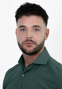 Groen overhemd met kraag, voorzien van een gladde textuur en subtiele glans. Het shirt heeft twee knopen en een getailleerd ontwerp, met een rechte kraag.